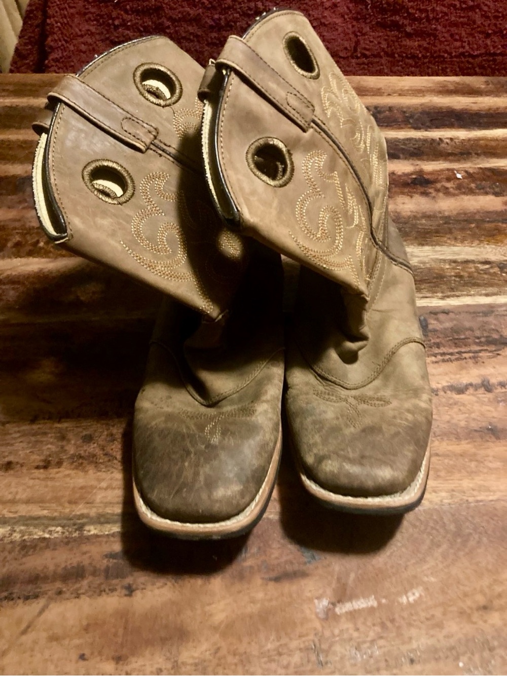Women 7/ youth 5 Smokey mountain boots.